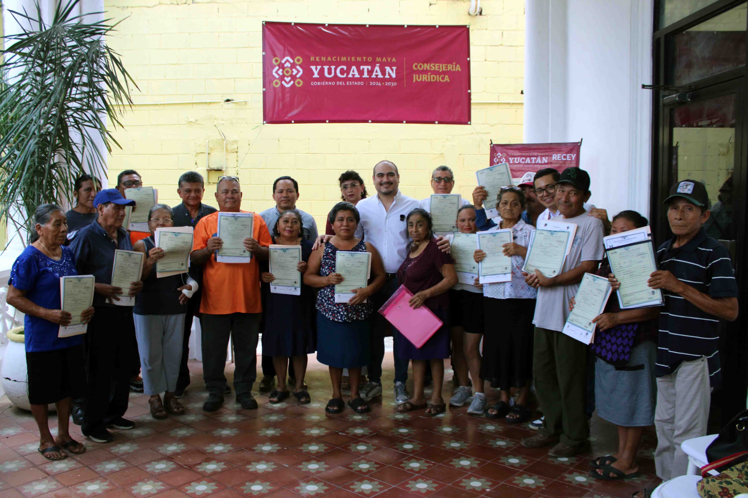 Entrega Consejería Jurídica 17 actas de nacimiento extemporáneas
