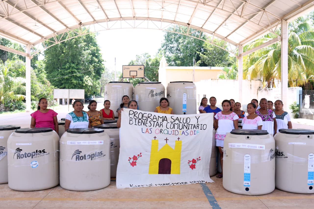 DIF Yucatán entrega tinacos a familias de Kunché para mejorar almacenamiento de agua