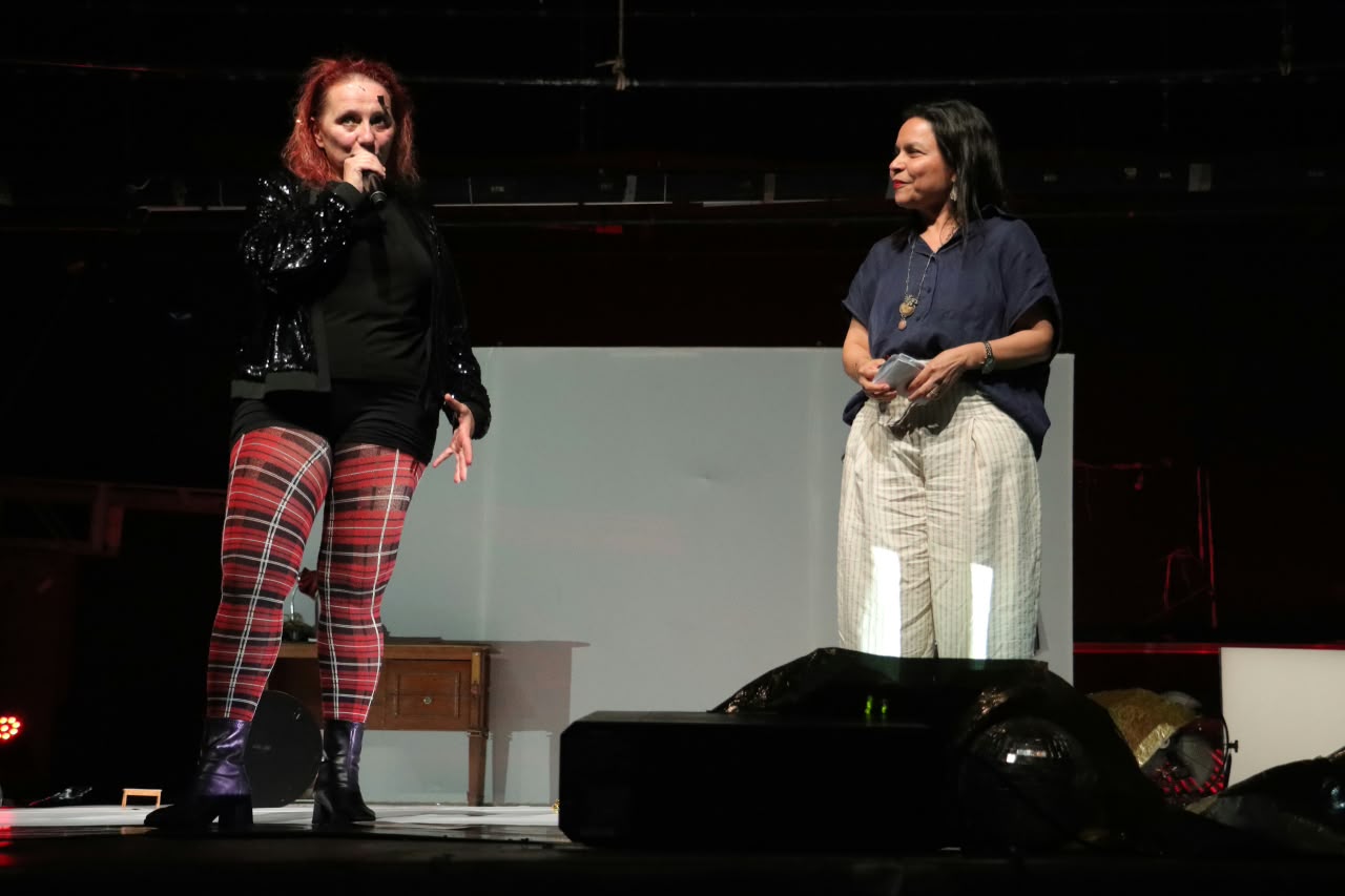 Olga Mesa transforma el Teatro Daniel Ayala con “Una mesa propia” en Transversales 2026